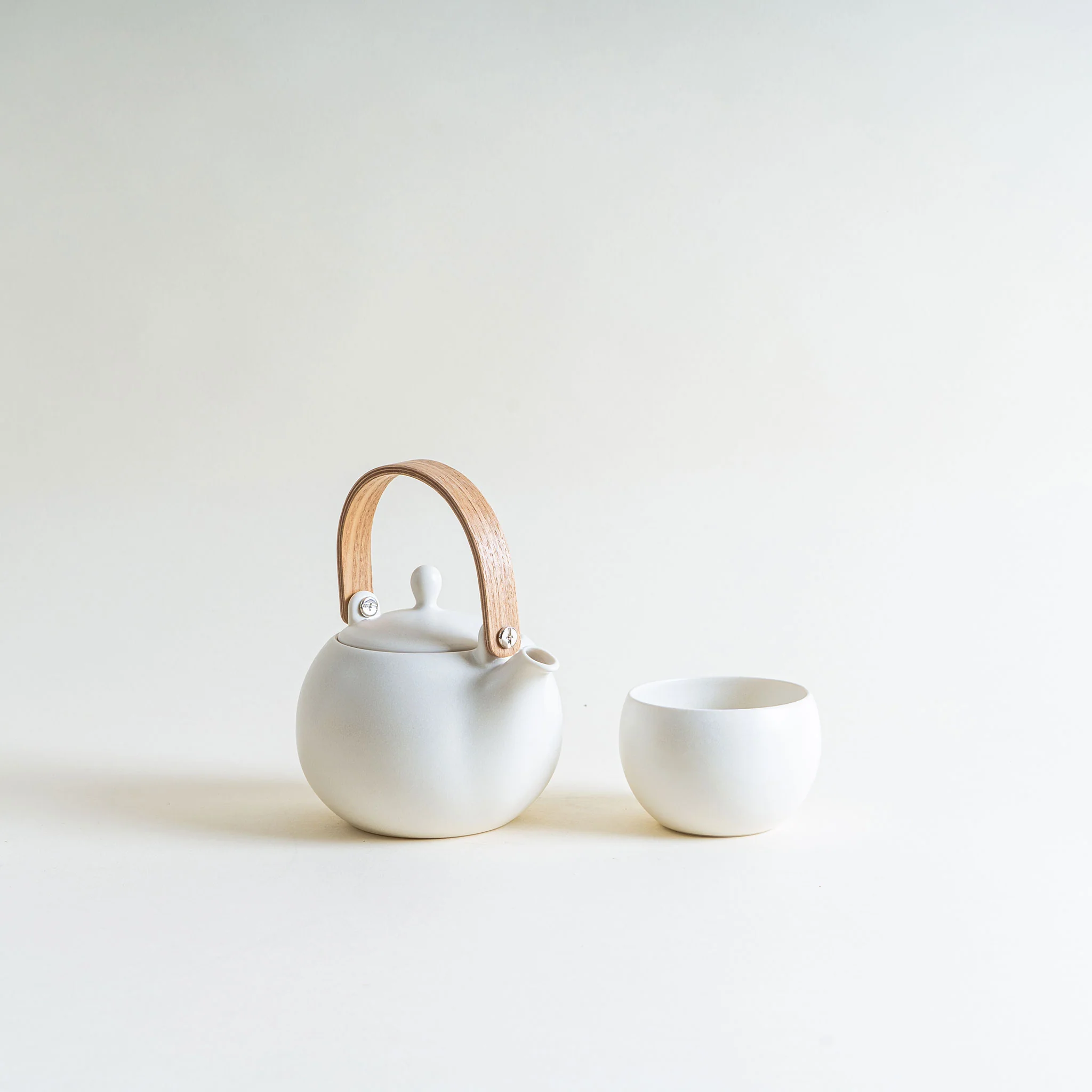 Large YUI Teapot in White with Wooden Handle - Image 2