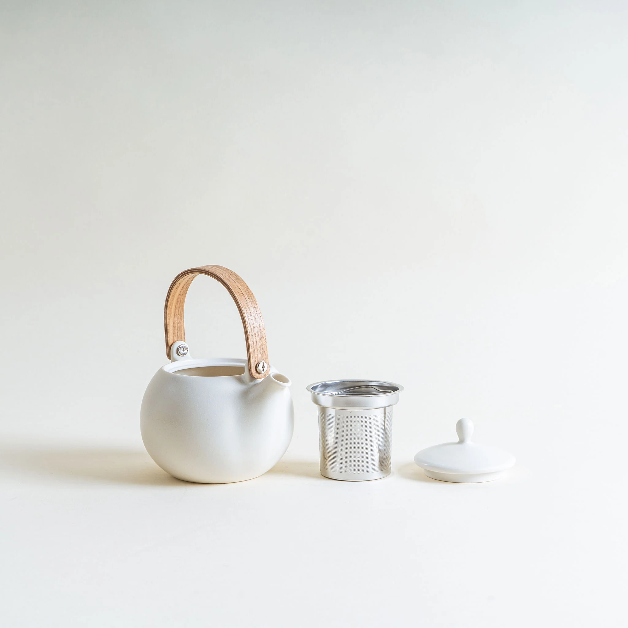 Large YUI Teapot in White with Wooden Handle - Image 3