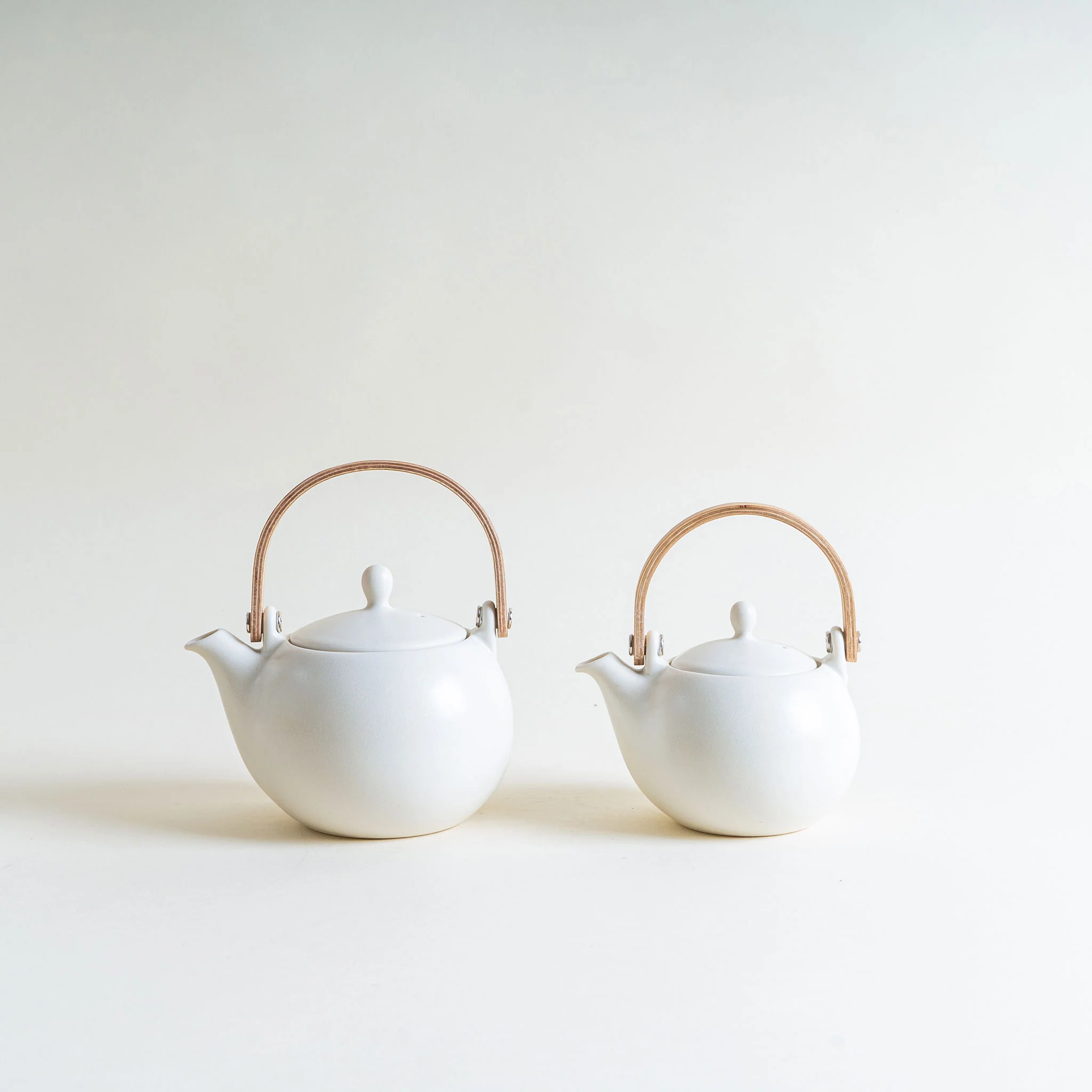 Small YUI Teapot in White with Wooden Handle - Image 4