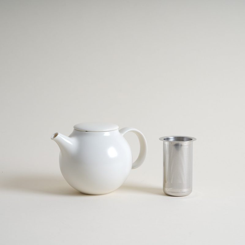 kinto pebble teapot in white mogutable 2 0f4e9981 b269 4b25 a8c4 74fc0def071d