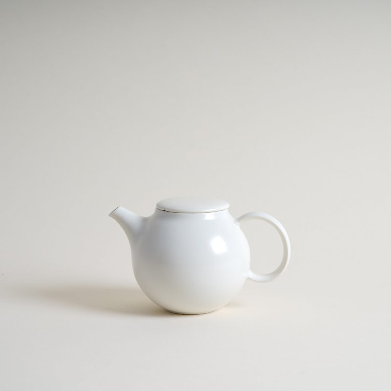 kinto pebble teapot in white mogutable 5c3645fd ae70 47ef 87ac f7a3c5956c19